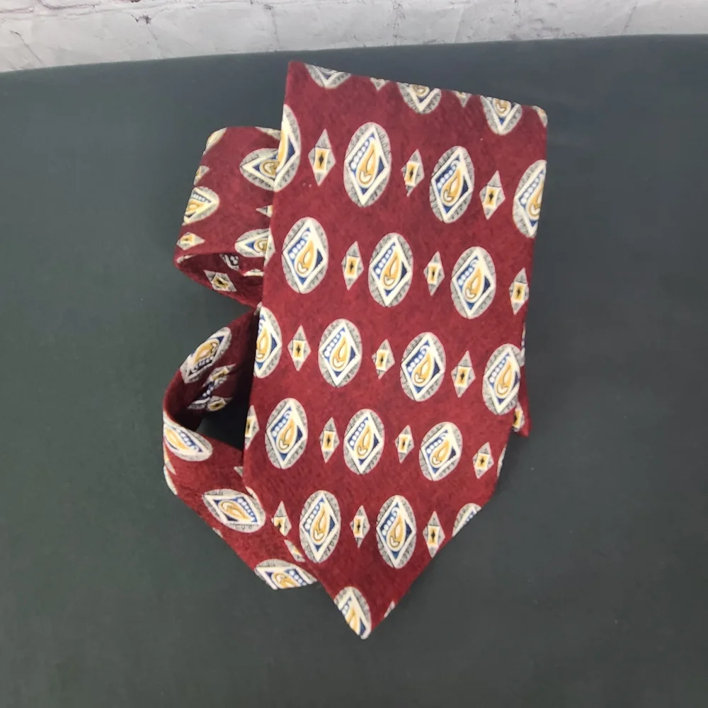 Geoffrey Beene Classic New York  Tie.